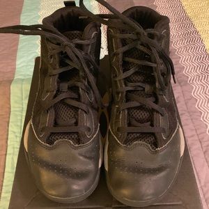 UA Basketball shoes 6Y